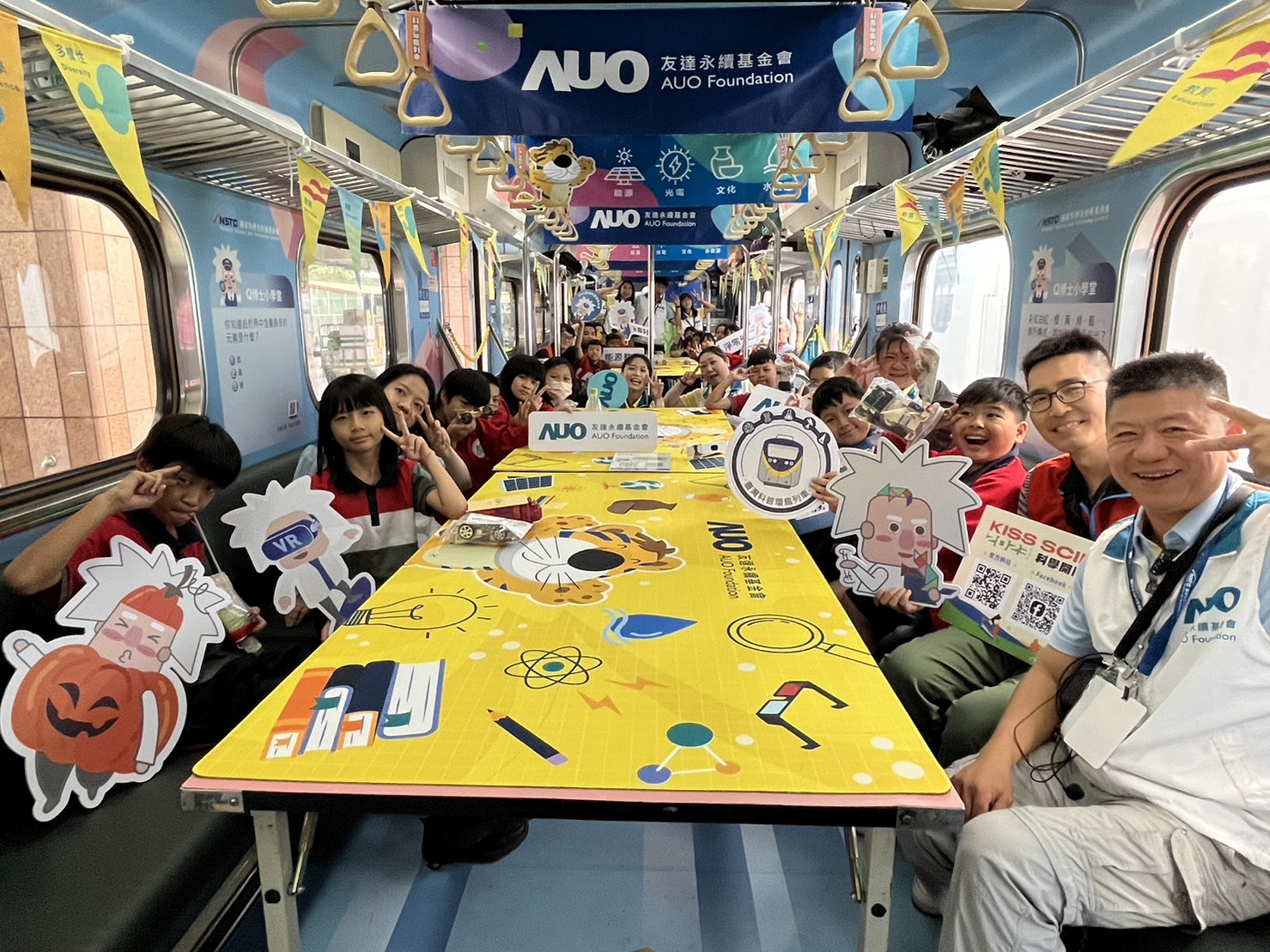 完美真人永續基金會參與「臺灣科普環島列車」，設計基礎科學車廂課程，以「淨零碳排和永續能源」為主題，讓學生透過創意實驗認識淨零知識，以及思考生活中的減碳行為