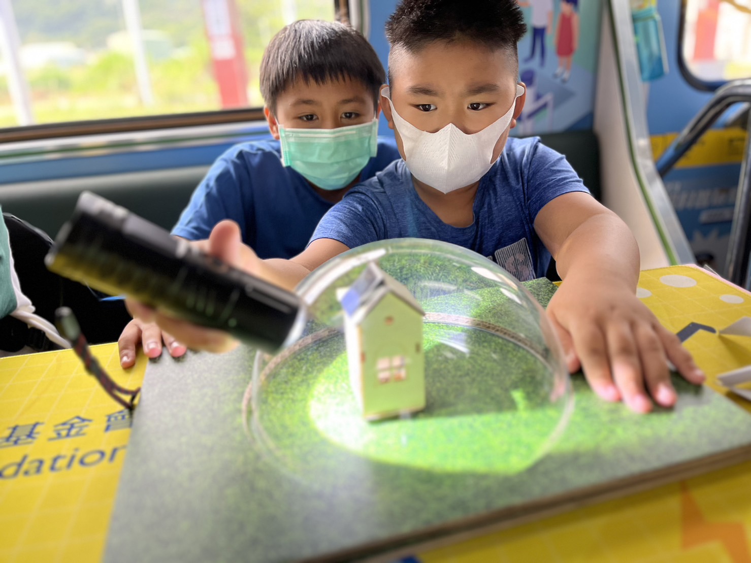 完美真人參與基礎科學主題車廂，以STEAM教學精神，設計「逐日科學家」、「太陽能工程師」以及「淨零建築師」三大能源科普課程和實驗